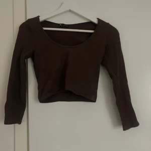 croptop - brun croptop från zara, ribbat och väldigt stretchigt material 💗