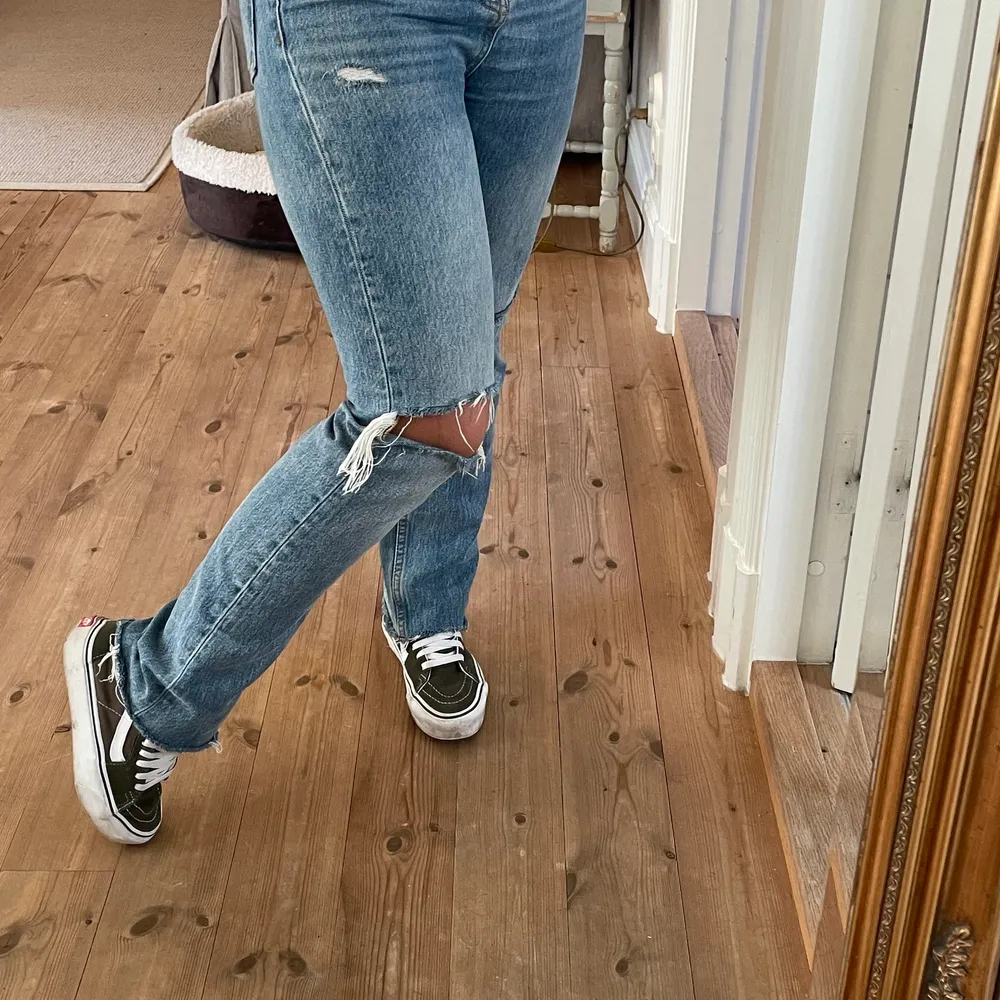 Säljer mina skitsnygga zara jeans! Dem säljs inte längre och är i nyskick💕💕 Vid stort intresse startas budgivning!. Jeans & Byxor.