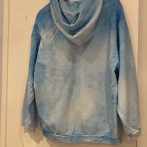 The cool elefant hoodie - En blå och vit hoodie från the cool elefant. Ny pris 500 tror jag.