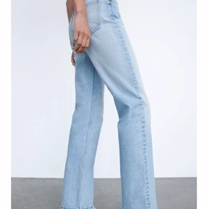 Zara mid rise  - Ljusa jeans från zara i modellen mid Rise straight leg, köpte för 1 månad sen!