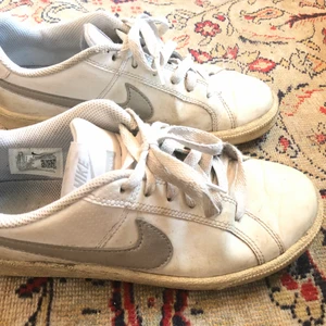 Nikeskor - Snygga sneakers från Nike som tyvärr är lite för små för mig💗 PRISET ÄR INKLUSIVE FRAKT