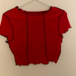 Topp - Röd topp med savar streck från shein aldrig använd strl S💕