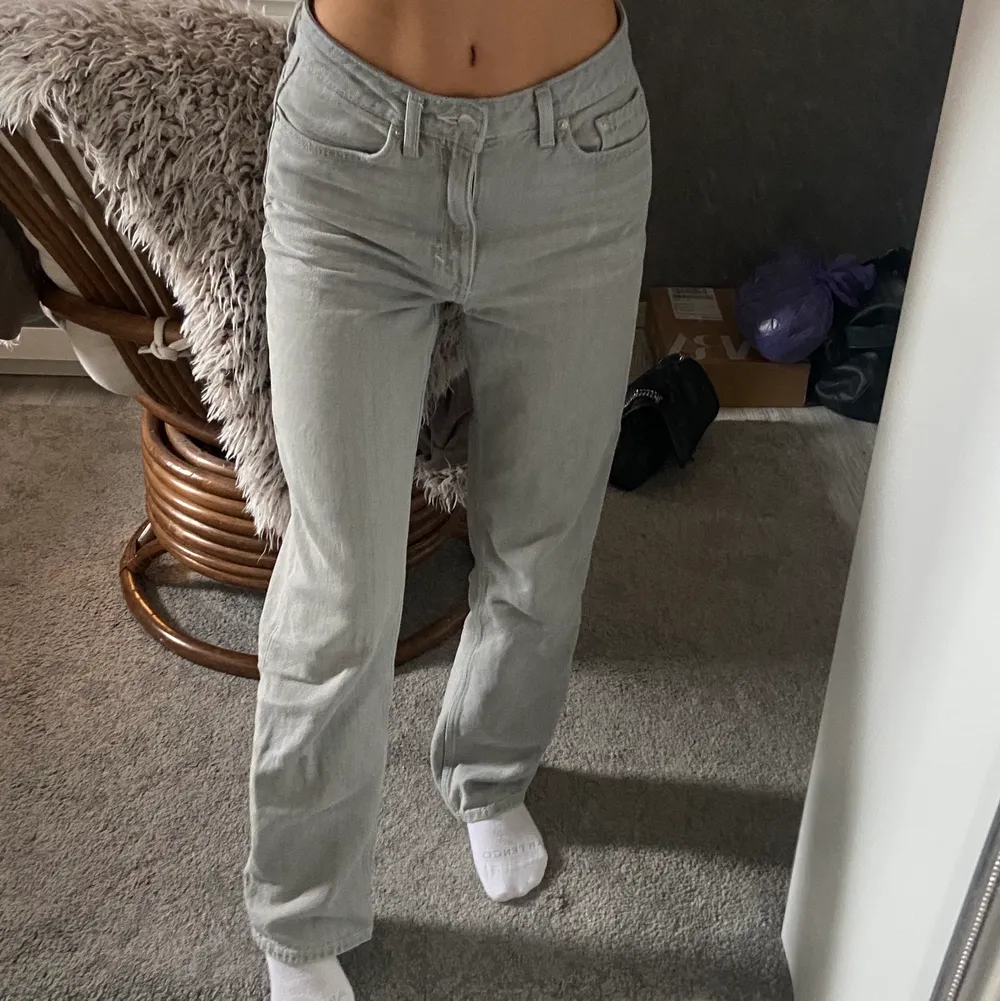As snygga grå jeans från weekday, bara använda några gånger! Som nya❤️ jag är 160 och de är lite längre på mig vilket är skit snyggt. Nypris 500. Jeans & Byxor.