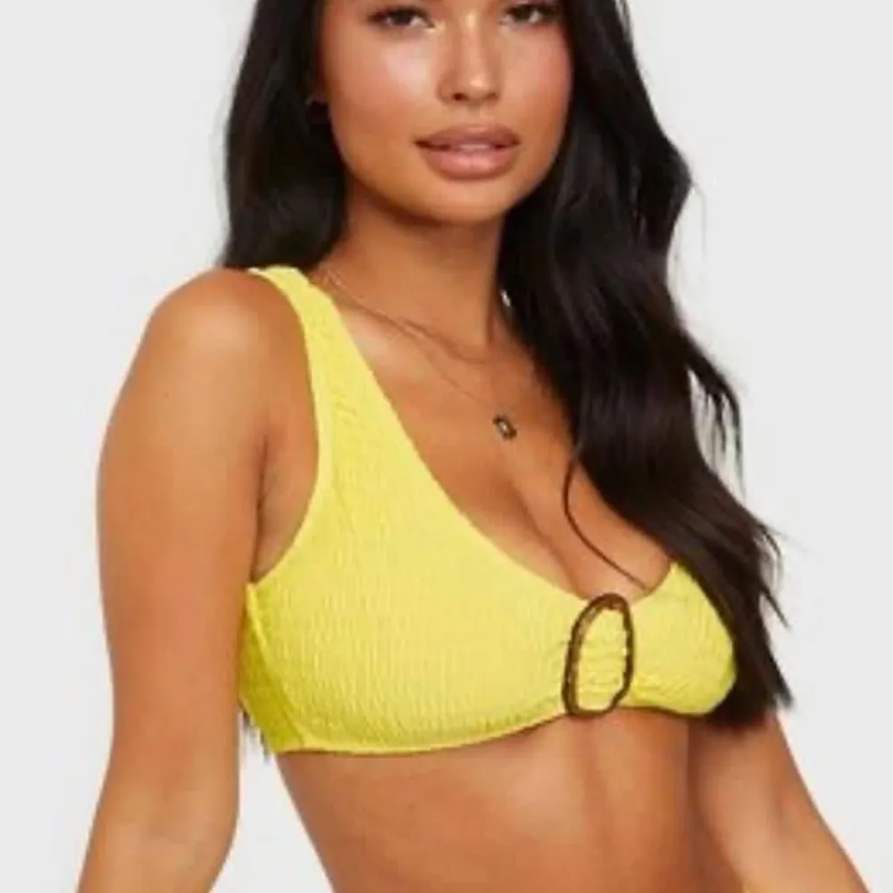 Helt ny gul bikini från missguided i storlek 36.  Helt ny med lappar. Övrigt.