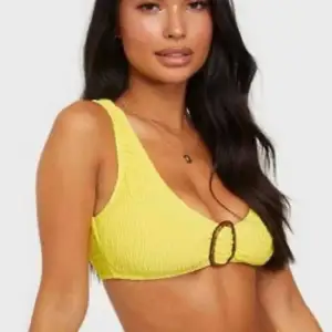 Helt ny gul bikini från missguided i storlek 36.  Helt ny med lappar