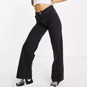 Svarta vida jeans i ekologiskt bomull i Monkis populära Yoko-modell. Köpta för 400kr. Använd ett fåtal gånger och därav i väldigt bra skick. Skriv privat för fler bilder!!