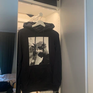 2pac hoodie  - En as cool 2pac hoodie i storlek XS. Passar en XS-M då det är en tröja i unisex 