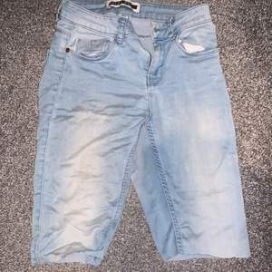 Superfina jeans shorts i längre modell som jag faktiskt frf använder!💞 Passar perfekt utomlands☺️💞😍 Bjuder frakt Inga fläckar bra skick