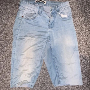 Jeans shorts ljusblåa längre modell - Superfina jeans shorts i längre modell som jag faktiskt frf använder!💞 Passar perfekt utomlands☺️💞😍 Bjuder frakt Inga fläckar bra skick