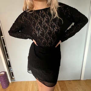 Spetstunika - Så fin tunika/längre tröja i spets! Precis lagom genomskinlig! O superfin att ha med en kort svart kjol som på bilden😍