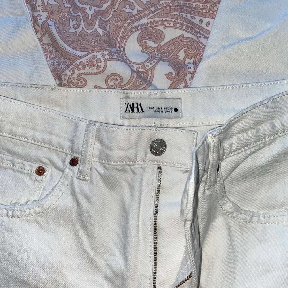 Vita Zara Jeans, knappt använda pga för stora för mig. Vid frågor är det bara att skriva😊 modeller är straight leg.         Pris kan diskuteras . Jeans & Byxor.