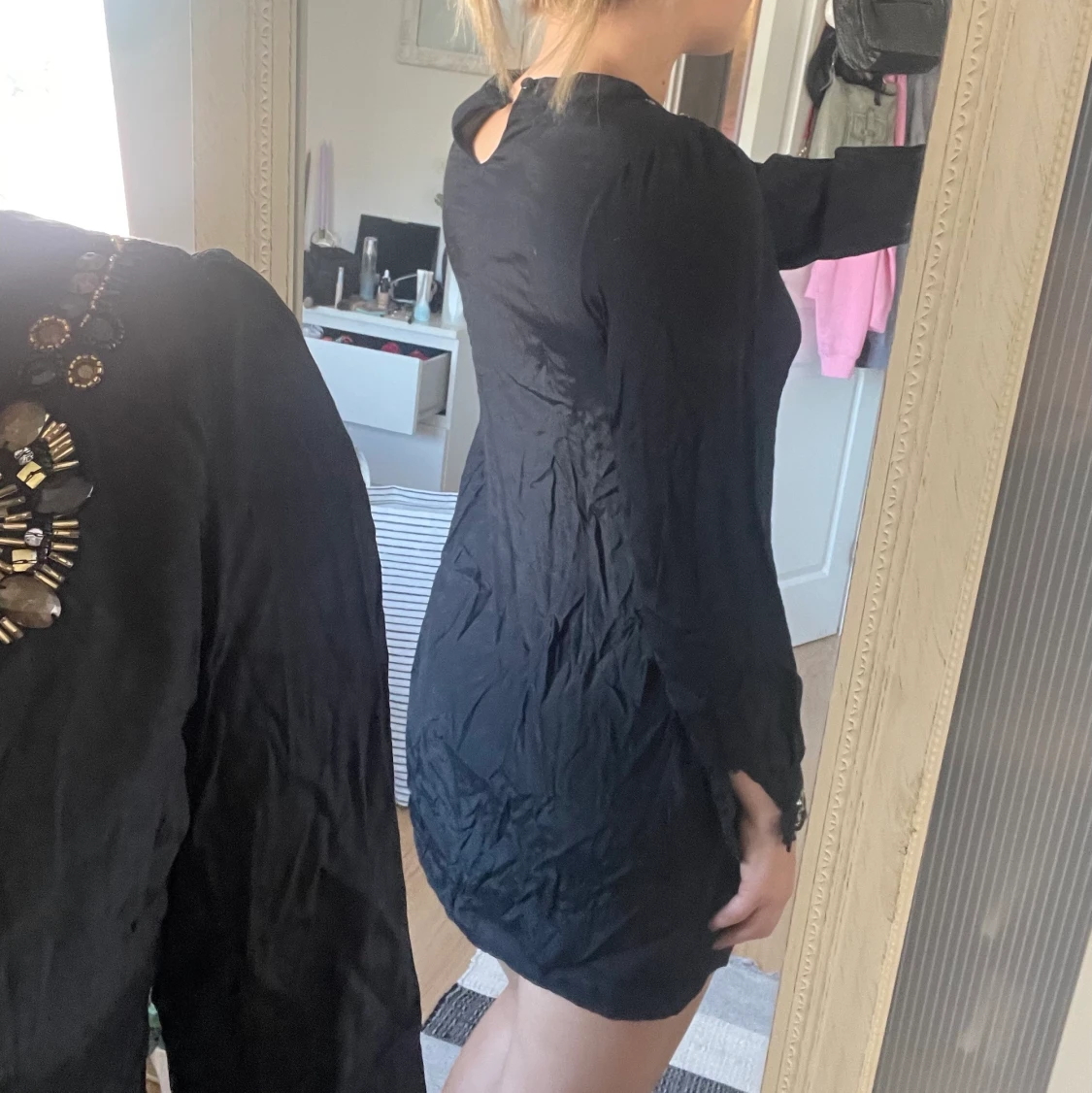 Kort klänning med pärldetaljer, strl S - 91