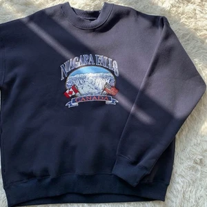 Sweatshirt - Jättefin oversized sweater med fickor! Tjockt och fint material med bra broderat tryck.  Kom priv för frågor :) Många intresserade, högsta bud just nu: 320 exklusive frakt