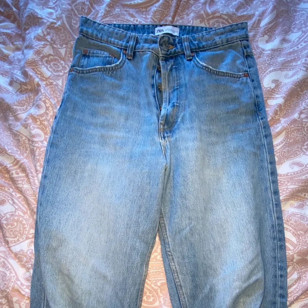 Jeans storlek 38 men skulle säga lite mer 40. De är för stora för mig. Jättesköna o bekväma.. Jeans & Byxor.