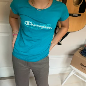 T-shirt - En så snygg t-shirt från champion i storlek s men passar bra på m. Köparen står för frakt 