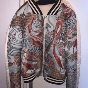 Maje jacka - Säljer denna superfina och unika vintage Maje jackan. Så cool och den gör verkligen en hel outfit! Den säljs inte längre vilket gör den mycket unik💖