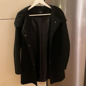 Jacka från ONLY - Säljer min kappa från ONLY då den knappt används. Storlek S
