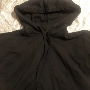 Hoodie - Knappt använd, inte min stil. Köparen står för frakt 💕 köpt för 200 eller 250 kr