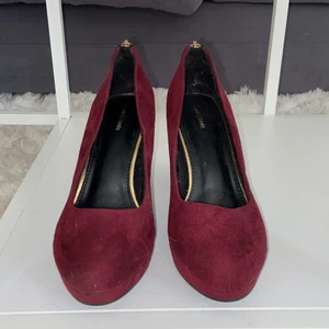 Röda klackar - Röda klackar i strl 38. Använda en gång. Nypris 299:-