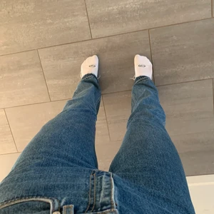 Jeans - Weekday jeans i storlek w27/l 32. Byxsömmen längst ner är uppsprättade, vilket gör byxorna lite längre men går att klippa av/sy upp igen. Skriv för fler bilder. Straight leg fit och lite högre än midwaist. Original pris 500 kr.