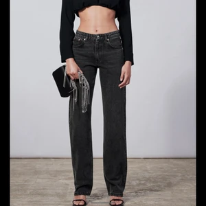 Lågmidjade byxor - Säljer mina precis nyköpta byxor från Zara då dom inte passade mig. Otroligt fin färg och en bra längd på byxan🥳