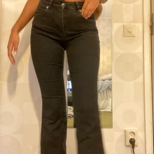 Svarta jeans  - Ett par svarta bootcut jeans lite urtvättade. 