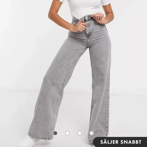 Gråa, vida jeans! - Säljer dessa jeans från Stadivarius, då de inte kommer till användning. För långa på mig som är 167 cm och skulle nog sitta bättre på någon runt 170 cm. Endast använda fåtal gånger och är därför i nyskick. Jag kan mötas upp i Göteborg eller skicka, då ingår frakten i priset🥰