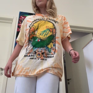 H&M oversized T-shirt - Oversized T-shirt med tryck på framsidan. I bra skick 🧡