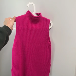 Stickad väst - Säljer min stickade rosa väst från Zara! Den är i väldigt bra skick då jag knappt använt den. Säljer för 200kr i storlek M. 