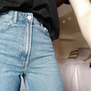 Vida jeans från H&M i storlek 36, sparsamt använda så i bra skick. Ganska långa i benen, passar bra i längd på mig som är 172cm lång. Skriv vid frågor 🤍