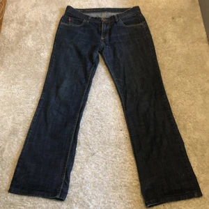 lågmidjade jeans - mörkblåa lågmidjade jeans från miss sixty, utsvängda längst ner, väldigt bra skick