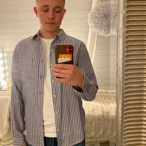 Skjorta i randigt mönster  -  Skjorta i randigt mönster i strlk S passar som M