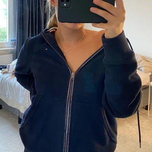  Tommy Hilfiger Kofta - En kofta från Tommy Hilfiger i mörkblå, den är verkligen varm och mysig. Den är aldrig använd tyvärr, storlek M