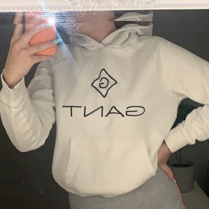 Gant hoodie  - En vit gant hoodie som inte är använd så mycket. Den har en svart prick som inte går bort (syns på bild 3) men inget man tänker på.❤️Storlek 1765 men sitter som en S. Pris kan diskuteras, Köparen står för frakten.🥰