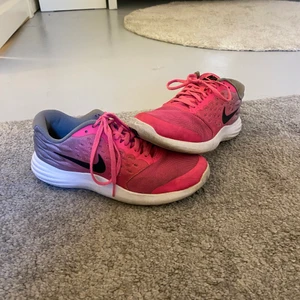 Nike skor - Säljer mina Nike skor då jag växt ur de. Jag har använt de som träningsskor men funkar lika bra att användas vardagligen också. Storlek 38,5. Skriv privat för mer information och mer bilder☺️ ❕Pris + Frakt❕