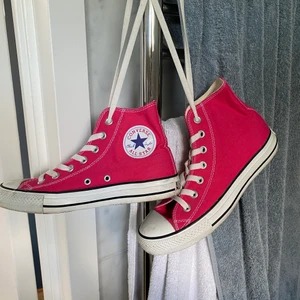 Rosa converse - Säljer mina jättefina cerise rosa converse som är perfekta nu i sommar😇 Säljer dem då dem inte används. Köpte dem här på Plick men har själv alldrig använt dem, skicket är👍 🙌❤️🥰✨ 