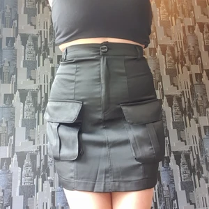 Bikbok svart kjol - Svart kjol från BikBok me rymliga fickor. Aldrig använts.