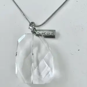 Halsband silverkedja 45 cm , hänge Sten mått 3*2 cm . By våga 