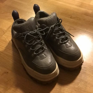 Eytys angels - Riktigt feta Eytys angels! Storlek 44. Retail på dom här är 2800 så jag släpper för steeeeal. Säljer för jag inte använder dom längre och behöver pengar. Skriv dm om du vill ha fler bilder eller nått💪 kan gå ner lite i pris vid snabb affär💯 lite osäker på fraktkostnaden för dom är ganska tunga men vi löser det🤝