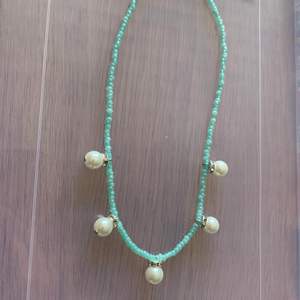 Grönt pärlhalsband med berlocker 💚🦋🥺 89kr + 13kr frakt