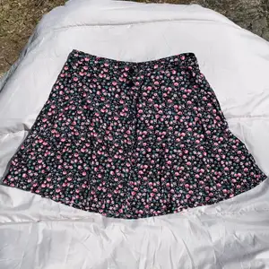 Super söt, a-linjeskuren kjol med knappar hela vägen ner på framsidan. Säljs inte längre på hm. Helt oanvänd då det var en för liten storlek för mig :c skriv om du har frågor