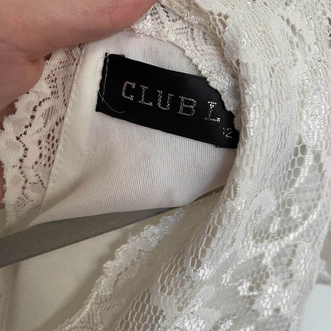 Figursydd vit spetsklänning  - 91