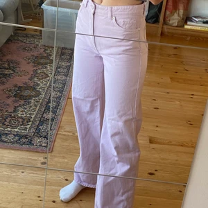 Lila Monki-jeans - Säljer dessa jeans i modellen YOKO från Monki! Jag personligen har aldrig använt dem, men jag köpte de här på plick och vet därför inte hur använda de är sen innan. Jag har klippt två hål på insidan (se bild 3) då de var för stora i midjan på mig och jag var tvungen att sätta in ett resårband, med det syns inte alls på utsidan!