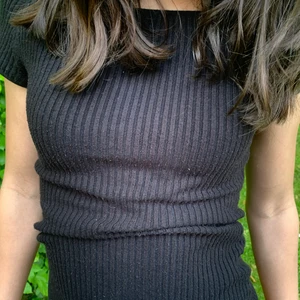 Svart ribbad topp - Svart ribbad topp jag köpt på en vintage sida på instagram för 120kr, den är kort i ärmarna och väldigt väldigt skön. Den är St xs men passar mig som är M (hon på bilden är XS människa)