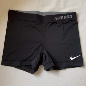 Nike Pro shorts i storlek M