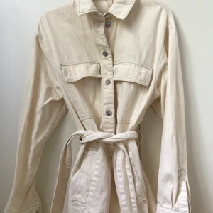 Jeansjacka med skärp - Superfin ljusbeige jacka med skärp i midjan från H&M. Köpt förra våren för 600kr, använd 3 gånger. Säljer pga har för många jackor. 