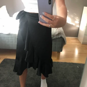 Svart Kjol - Fin kjol som är jätte skön att ha på sommaren🌺🌺🌺