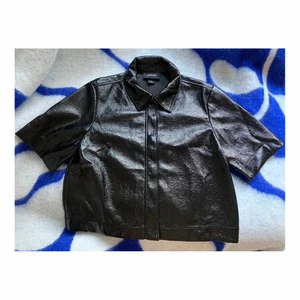 Pu-skjorta från Monki - Skjorta i PU från Monki, storlek S. Använd någon enstaka gång.