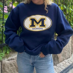 Vintage collegetröja  - Snygg collegetröja från USA Michigan! Marinblå med gul, vitt tryck på😍 