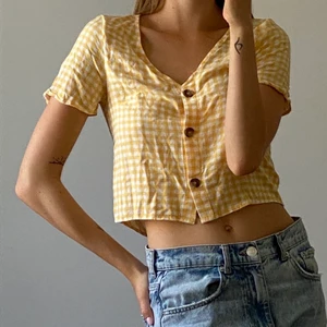 Rutig topp - Jättegullig gul-rutig topp, perfekt till sommaren💛 100kr inklusive frakt!